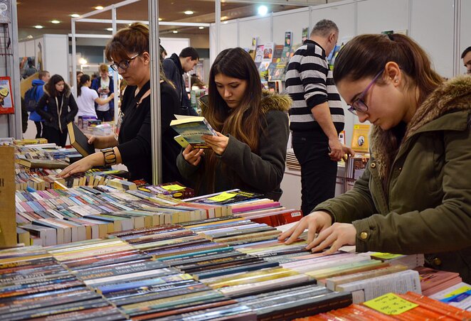 A könyvvásáron kínált kiadványokat is szívesen böngészték a fiatalok és idősebbek egyaránt