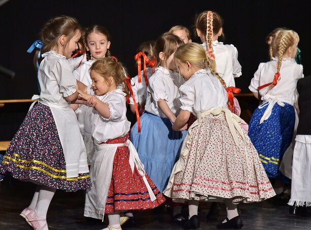 Az óvodások gyermekjátéka Burány Béla gyűjtéséből való