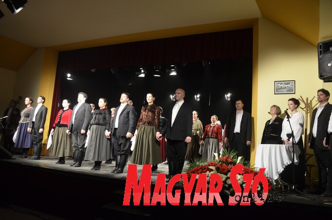 A topolyai ünnepi műsor szereplői (Herceg Elizabetta felvétele) A topolyai ünnepi műsor szereplői (Herceg Elizabetta felvétele)