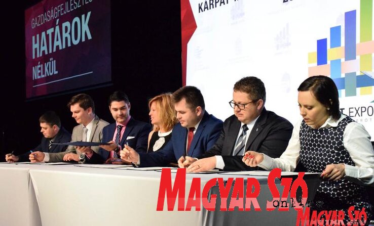 A fiatal vállalkozók szervezeteivel is szerződést kötött a Kereskedőház (Ótos András felvétele) A fiatal vállalkozók szervezeteivel is szerződést kötött a Kereskedőház (Ótos András felvétele)
