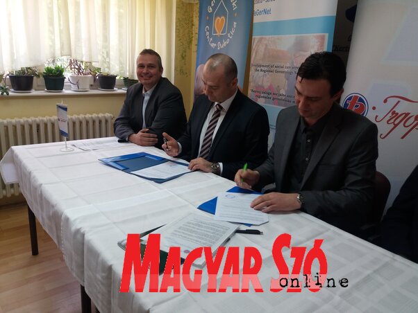A kedvezményeket biztosító szerződés aláírása – Ilija Đukanović, Nenad Ivanišević, Nikola Cvijanović (Fotó: Paszterkó Erika)