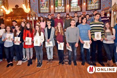 Dicsérő oklevélben részesült diákok csoportja (Fotó: Gergely Árpád)