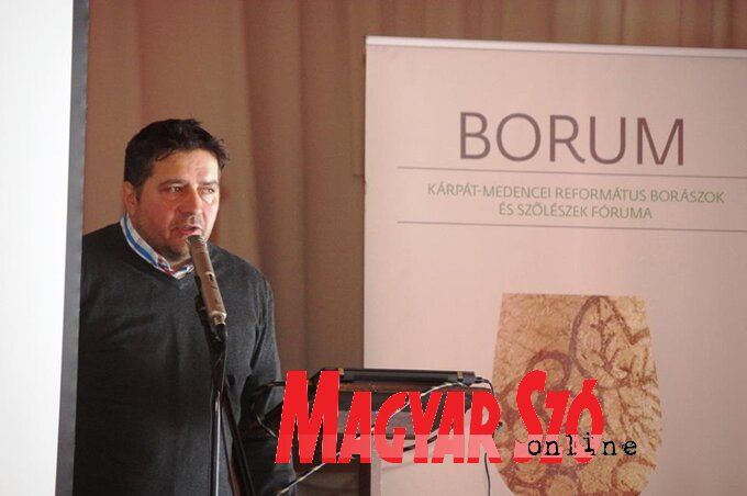 Izgalmas ízek születnek a bakator vagy, mondjuk, a szerémi zöld szőlőszemekből, persze vegyszermentes kezeléssel – vallja Maurer Oszkár borász (Nagy Zoltán felvétele) Izgalmas ízek születnek a bakator vagy, mondjuk, a szerémi zöld szőlőszemekből, persze vegyszermentes kezeléssel – vallja Maurer Oszkár borász (Nagy Zoltán felvétele)