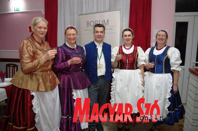 Kinek a bor, kinek a pálinka. Az Ady Endre Művelődési Központ Rezeda asszonykórusa és Móricz Árpád, a házigazda református gyülekezet lelkipásztora (Nagy Zoltán felvétele) Kinek a bor, kinek a pálinka. Az Ady Endre Művelődési Központ Rezeda asszonykórusa és Móricz Árpád, a házigazda református gyülekezet lelkipásztora (Nagy Zoltán felvétele)