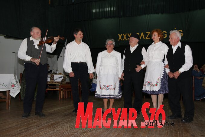 Martonos csapata hegedűszóval kísérve (Puskás Károly felvétele)