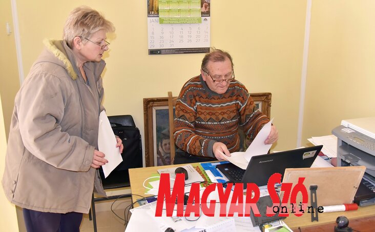 Nagyüzem van a csókai falugazdász irodájában (Gergely József felvétele) Nagyüzem van a csókai falugazdász irodájában (Gergely József felvétele)