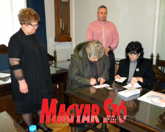 Gyurkovics Erzsébet szabadkai nyugdíjas átveszi a nyugdíjaskártyát (Fotó: Benedek Miklós) Gyurkovics Erzsébet szabadkai nyugdíjas átveszi a nyugdíjaskártyát (Fotó: Benedek Miklós)