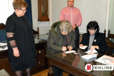 Gyurkovics Erzsébet szabadkai nyugdíjas átveszi a nyugdíjaskártyát (Fotó: Benedek Miklós)