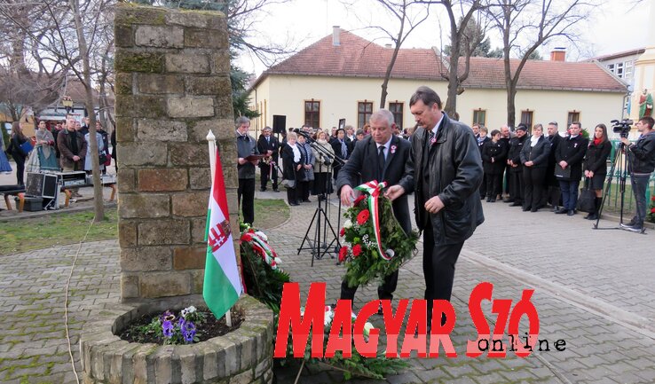 A VMSZ képviselői megkoszorúzzák a Damjanich-emlékművet (Csincsik Zsolt felvétele)