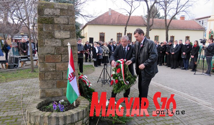 A VMSZ képviselői megkoszorúzzák a Damjanich-emlékművet (Csincsik Zsolt felvétele) A VMSZ képviselői megkoszorúzzák a Damjanich-emlékművet (Csincsik Zsolt felvétele)