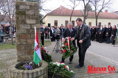 A VMSZ képviselői megkoszorúzzák a Damjanich-emlékművet (Csincsik Zsolt felvétele)