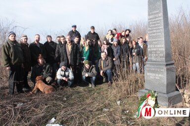 Az iskola diákjai, a Pap Pál Cserkészcsapat és a Monográfia Helytörténeti Egyesület tagjai megkoszorúzzák dr. Dembicz Vilmos sírját (Kazinczy Paszterkó Diana felvétele)