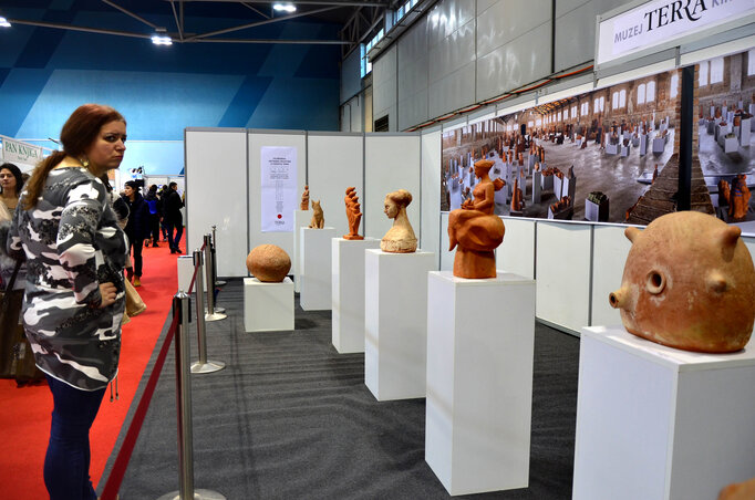 Japán terrakottaszobor-kiállítás Újvidéken