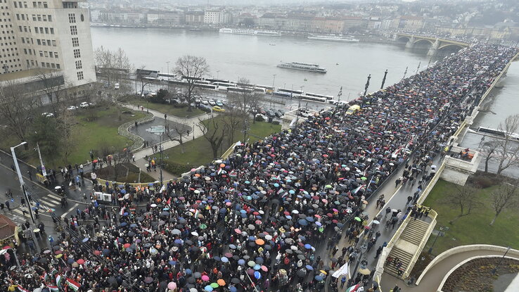 A Békemenet átvonul a Margit hídon (Fotó: MTI) A Békemenet átvonul a Margit hídon (Fotó: MTI)