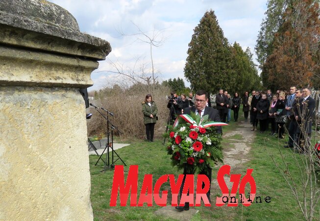 Pintér Attila nagykövet megkoszorúzza a feszületet (Csincsik Zsolt felvétele) Pintér Attila nagykövet megkoszorúzza a feszületet (Csincsik Zsolt felvétele)