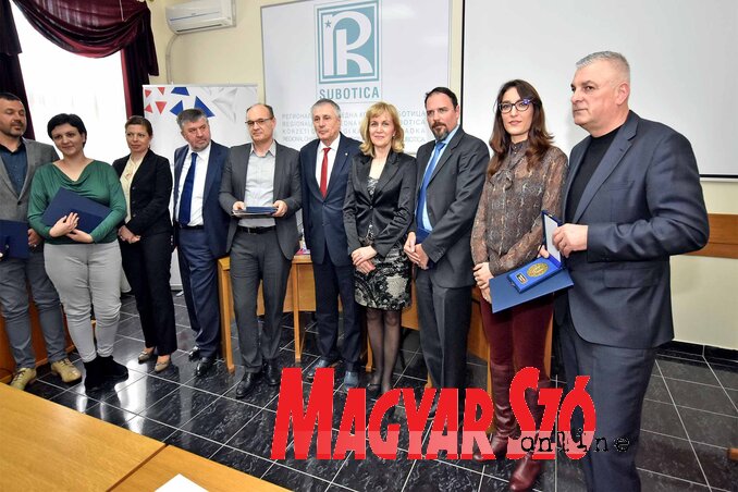 A tavaly legsikeresebben működő cégek képviselői elismeréseket vehettek át (Fotó: Gergely Árpád) A tavaly legsikeresebben működő cégek képviselői elismeréseket vehettek át (Fotó: Gergely Árpád)