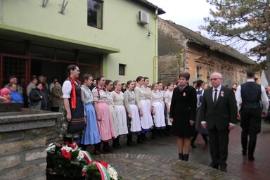 Jerasz Anikó és Hajnal Jenő az MNT nevében koszorúzott (Fotó: Fehér Rózsa)