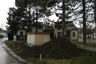 Egy gondozott zöld sziget helyett trafó rontja a kilátást (Fotó: Fehér Rózsa)