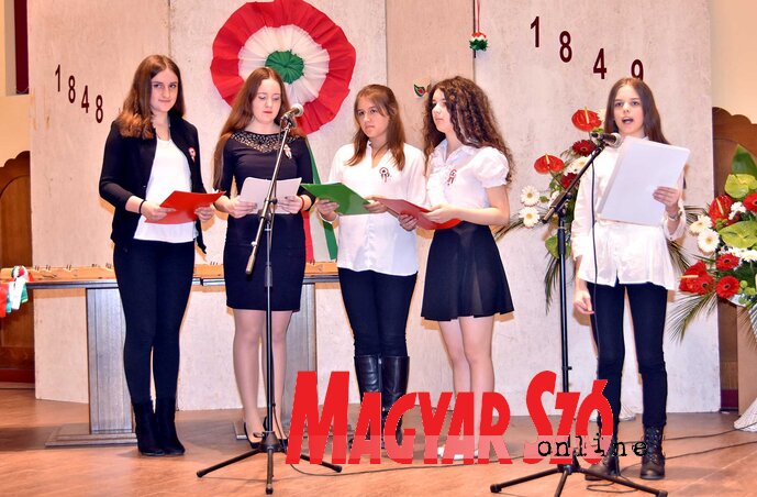 A Palics MME irodalmi szakosztályának tagjai (Fotó: Gergely Árpád) A Palics MME irodalmi szakosztályának tagjai (Fotó: Gergely Árpád)