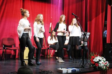 Vers, ének, fiatalok (Fotó: Fekete J. József)