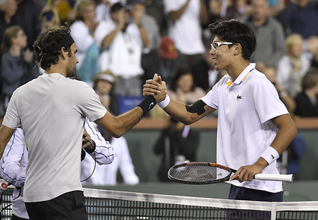 Csung gratulál Federernek (Fotó: Beta/AP)