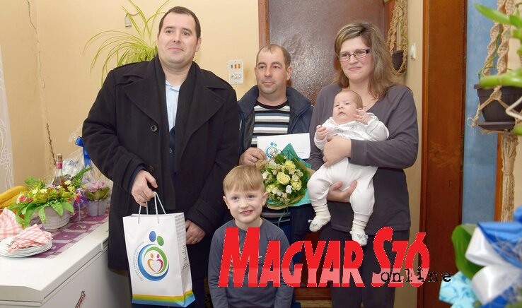 A polgármester a horgosi családnál (Puskás Károly felvétele)