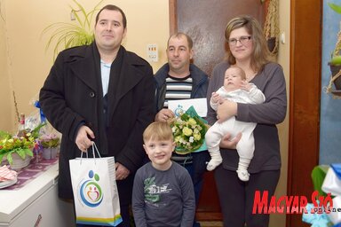 A polgármester a horgosi családnál (Puskás Károly felvétele)