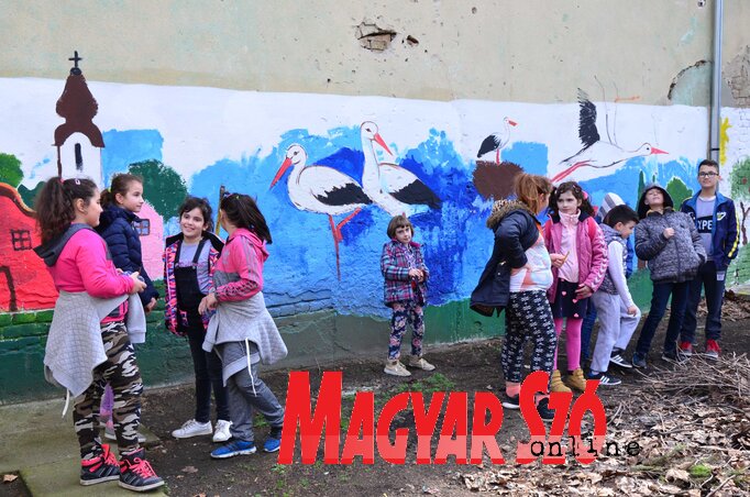 A helyi iskola tanulói műsorral ünneplik a gólyák érkezését, Fotó: Dávid Csilla