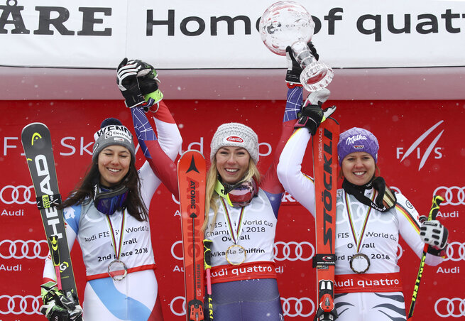 Mikaela Shiffrin (középen a kristályglóbusszal) óriási előnnyel hódította el idén is a műlesiklás és az összetett elsőségét (Fotó: Beta/AP)