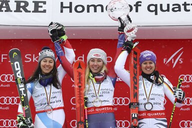 Mikaela Shiffrin (középen a kristályglóbusszal) óriási előnnyel hódította el idén is a műlesiklás és az összetett elsőségét (Fotó: Beta/AP)