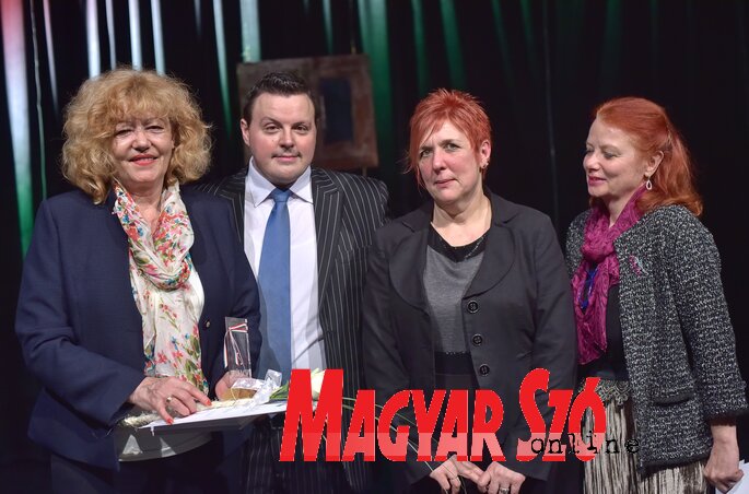 Kabók Erika (balról), lapunk főszerkesztő-helyettese vehette át az Év Újságírója díjat. Mellette Máriás Endre, a VMÚE elnöke, Tóth Lívia, a VMÚE alelnöke és Varjú Márta, lapunk főszerkesztője (Gergely József felvétele) Kabók Erika (balról), lapunk főszerkesztő-helyettese vehette át az Év Újságírója díjat. Mellette Máriás Endre, a VMÚE elnöke, Tóth Lívia, a VMÚE alelnöke és Varjú Márta, lapunk főszerkesztője (Gergely József felvétele)