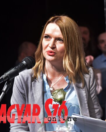 Soós Georgina vette át Pannon Rádió szerkesztőségét megillető díjat (Gergely József felvétele) Soós Georgina vette át Pannon Rádió szerkesztőségét megillető díjat (Gergely József felvétele)