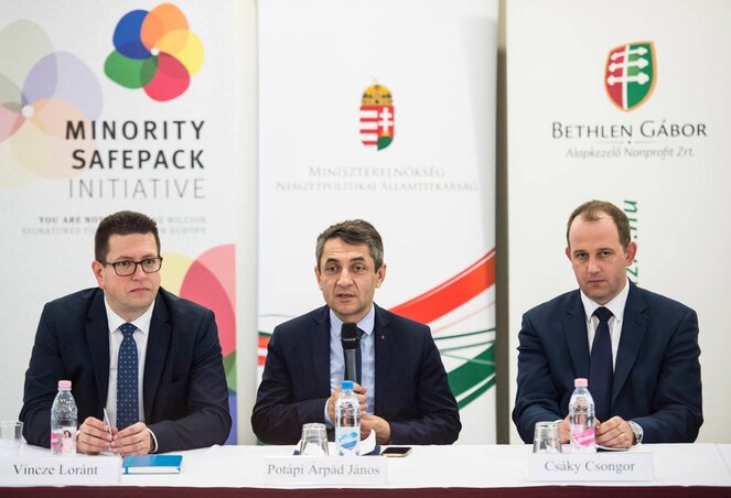 Vincze Lóránt, a FUEN elnöke, Potápi Árpád János államtitkár és Csáky Csongor, a Rákóczi Szövetség főtitkára (Fotó: Potápi Árpád János hivatalos közösségi oldala) Vincze Lóránt, a FUEN elnöke, Potápi Árpád János államtitkár és Csáky Csongor, a Rákóczi Szövetség főtitkára (Fotó: Potápi Árpád János hivatalos közösségi oldala)