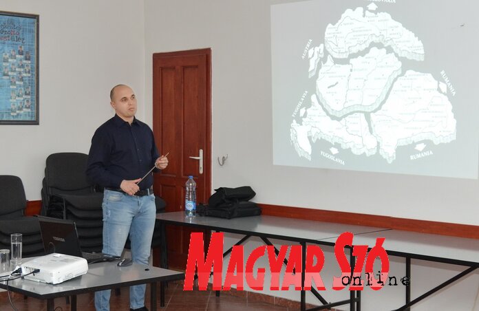 Kormos Róbert előadásán (Lakatos János felvétele) Kormos Róbert előadásán (Lakatos János felvétele)