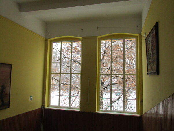 A patinás épület új, modern ablakokat kapott