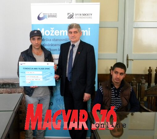 Dr. Siniša Trajković átveszi a csekket a szabadkai menekültbefogadó központ lakójától (Fotó: Benedek Miklós) Dr. Siniša Trajković átveszi a csekket a szabadkai menekültbefogadó központ lakójától (Fotó: Benedek Miklós)