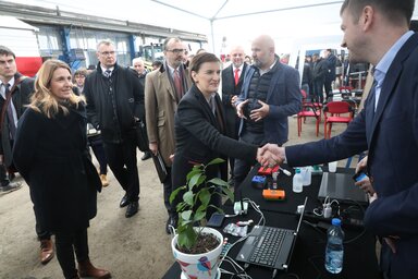 A miniszterelnök körsétát tesz a digitális farmon (Fotó: Beta)