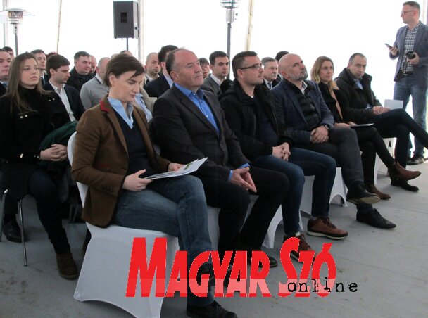 Az első sorban: Ana Brnabić miniszterelnök, Mladen Šarčević, az oktatási tárca vezetője, Branislav Nedimović mezőgazdasági miniszter, dr. Vladimir Crnojević, a BioSens igazgatója, Vesna Crnojević Bengin, a BioSens alapítója és Vuk Radojević tartományi mezőgazdasági titkár Az első sorban: Ana Brnabić miniszterelnök, Mladen Šarčević, az oktatási tárca vezetője, Branislav Nedimović mezőgazdasági miniszter, dr. Vladimir Crnojević, a BioSens igazgatója, Vesna Crnojević Bengin, a BioSens alapítója és Vuk Radojević tartományi mezőgazdasági titkár