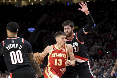 Bogdanović a bosnyák Jusuf Nurkić mellett (Fotó: Beta/AP)