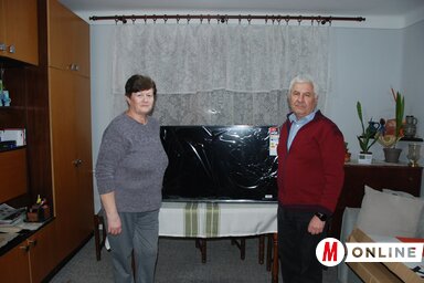 Novák László és felesége, Zsuzsanna a Sportvilág főnyereményével (Horváth Attila felvétele)