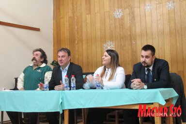 A lakossági fórum meghívott vendégei (Fotó: Seregély Orsolya)