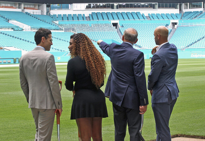 A Mark Shapiro, Serena Williams, Stephen Ross és James Blake összetételű küldöttség megtekintette a Hard Rock Stadiont Miamiban, mivel 2019-től ebben a kolosszusban rendezik meg a Miami Opent  (Fotó: Beta/AP)