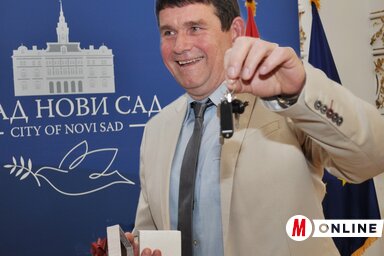 Baranyi Imre a lakáskulccsal a kezében