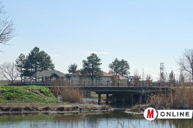 Az óbecsei híd a Jegricskán, mögötte a Természeti Park Információs Központ épülete (Góbor Béla felvétele)