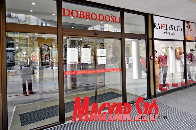 Az adóhivatal vörös jelzése és a kiragasztott értesítések jelzik, hogy ideiglenesen megvonták a működési engedélyt az áruháztól (Fotó: Gergely Árpád)