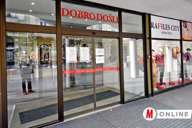 Az adóhivatal vörös jelzése és a kiragasztott értesítések jelzik, hogy ideiglenesen megvonták a működési engedélyt az áruháztól (Fotó: Gergely Árpád)