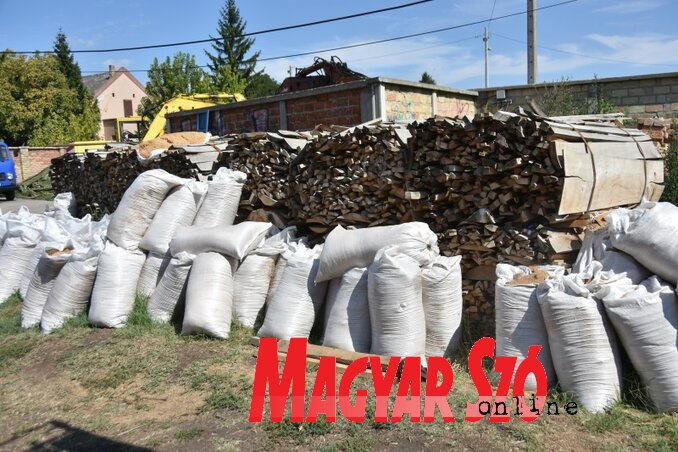 Van aki zsákonként vásárolja a tüzelőt (Fotó: Gergely Árpád)