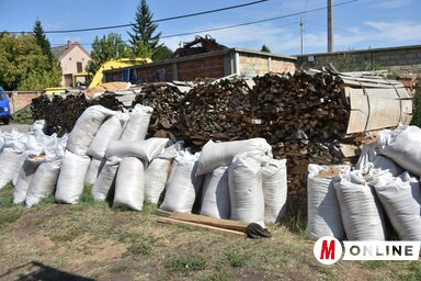 Van aki zsákonként vásárolja a tüzelőt (Fotó: Gergely Árpád)