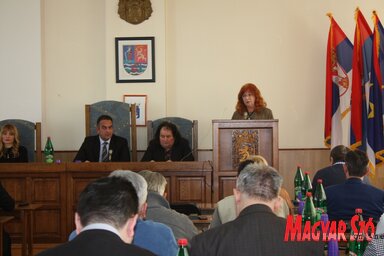 Szavazatszámlálás a képviselő-testületi ülésen (Kazinczy Paszterkó Diana felvétele)