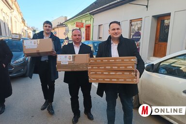 Fremond Árpád MNT-elnök, Sárközi István végrehajtó bizottsági elnök és Lulić Emil hivatalvezető az adományokkal (L. Móger Tímea felvétele)